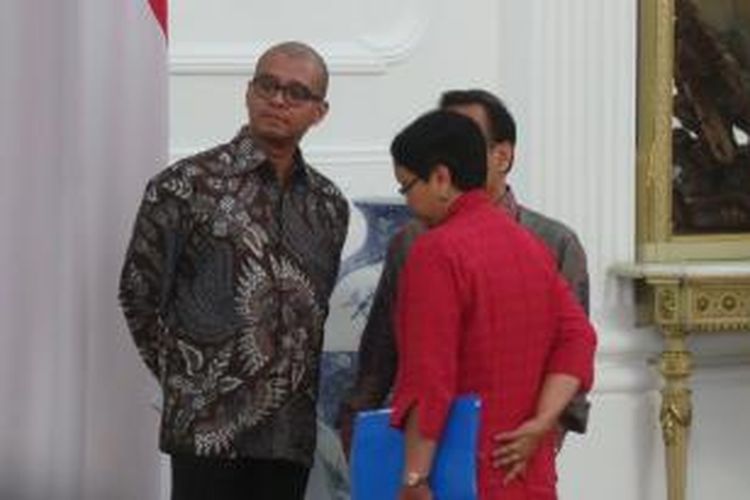 Sekretaris Kabinet Andi Widjajanto dan Menteri Luar Negeri Retno Lestari Priansari Marsudi berbincang-bincang di Istana Kepresidenan, Senin (3/11/2014).