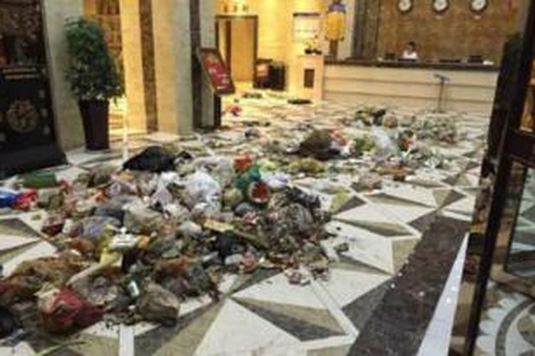 Lobi sebuah hotel di provinsi Shaanxi, China ini dipenuhi sampah yang dibuang para pekerja kebersihan setempat. Aksi ini diduga berawal dari insiden yang melibatkan sepeda motor kepala dinas kebersihan setempat.