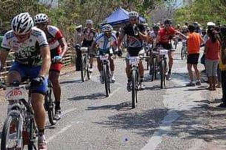 Warga di Kecamatan Biboki Anleu, Kabupaten Timor Tengah Utara (TTU), Nusa Tenggara Timur,  antusias saat menonton peserta Tour de Timor pada 11 September 2012.

