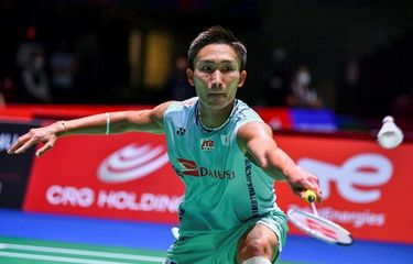 Pebulu tangkis tunggal putra Jepang, Kento Momota, ketika menghadapi Prannoy H. S. (India) pada hai ketiga BWF World Championships atau Kejuaraan Dunia 2022, 24 Agustus 2022. Terkini, Kento Momota tersingkir pada babak pertama Indonesia Masters 2023 setelah takluk dari Shi Yu Qi (China) di Istora Senayan, Rabu (25/1/2023). (Photo by Kazuhiro NOGI / AFP)