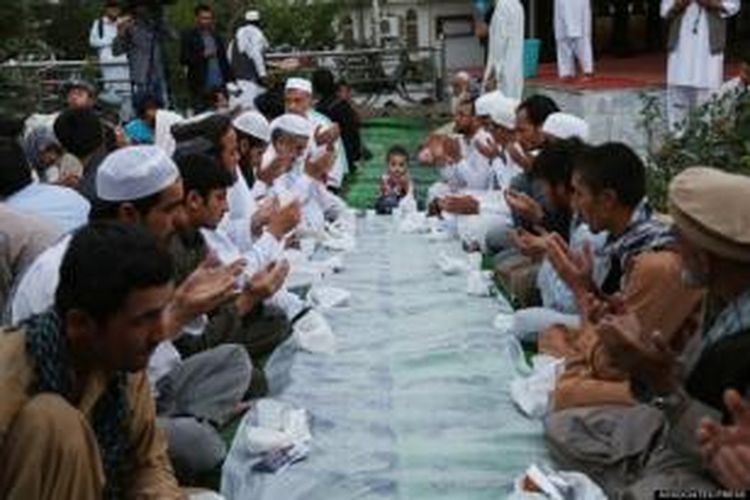 Warga Afganistan memanjatkan doa sebelum berbuka puasa.