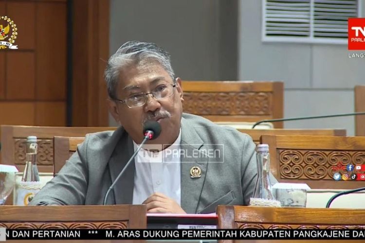 Anggota Komisi VII DPR Mulyanto melakukan interupsi dalam rapat paripurna DPR ke-26 Masa Persidangan V Tahun Sidang 2022-2023, Selasa (13/6/2023).