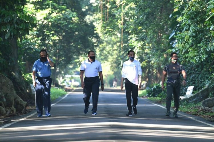 Presiden Joko Widodo bersama tiga kepala staf TNI berolahraga pagi dengan berjalan santai mengelilingi Kebun Raya Bogor, Bogor, Jawa Barat, Minggu (14/06/2020). Kepala staf TNI tersebut adalah Kepala Staf Angkatan Darat (KSAD) Jenderal TNI Andika Perkasa, Kepala Staf Angkatan Laut (KSAL) Laksamana TNI Yudo Margono, dan Kepala Staf Angkatan Udara (KSAU) Marsekal TNI Fadjar Prasetyo.