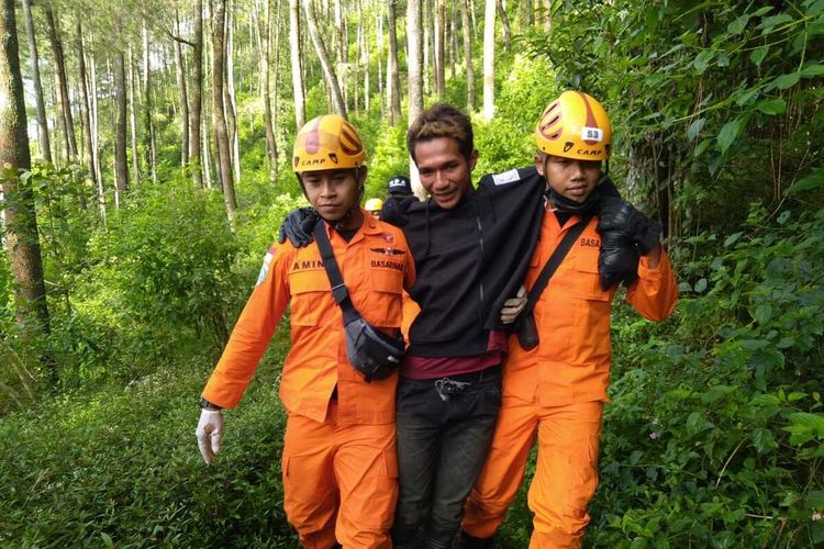 Tim SAR gabungan berhasil mengevakuasi survivor yang dilaporkan hilang di Gunung Andong, Kabupaten Magelang, Jawa Tengah, sejak Minggu (17/10/2021).