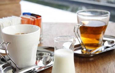 Ilustrasi kopi dan teh. Kedua minuman ini bisa digunakan menjaga kesehatan liver.