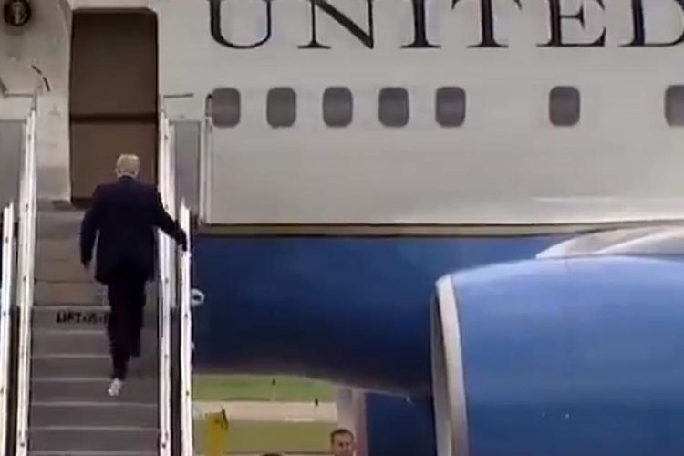 Potongan gambar video memperlihatkan sebuah tisu toilet tersangkut di sepatu kiri Presiden Amerika Serikat Donald Trump saat dia hendak menuju Minnesota.