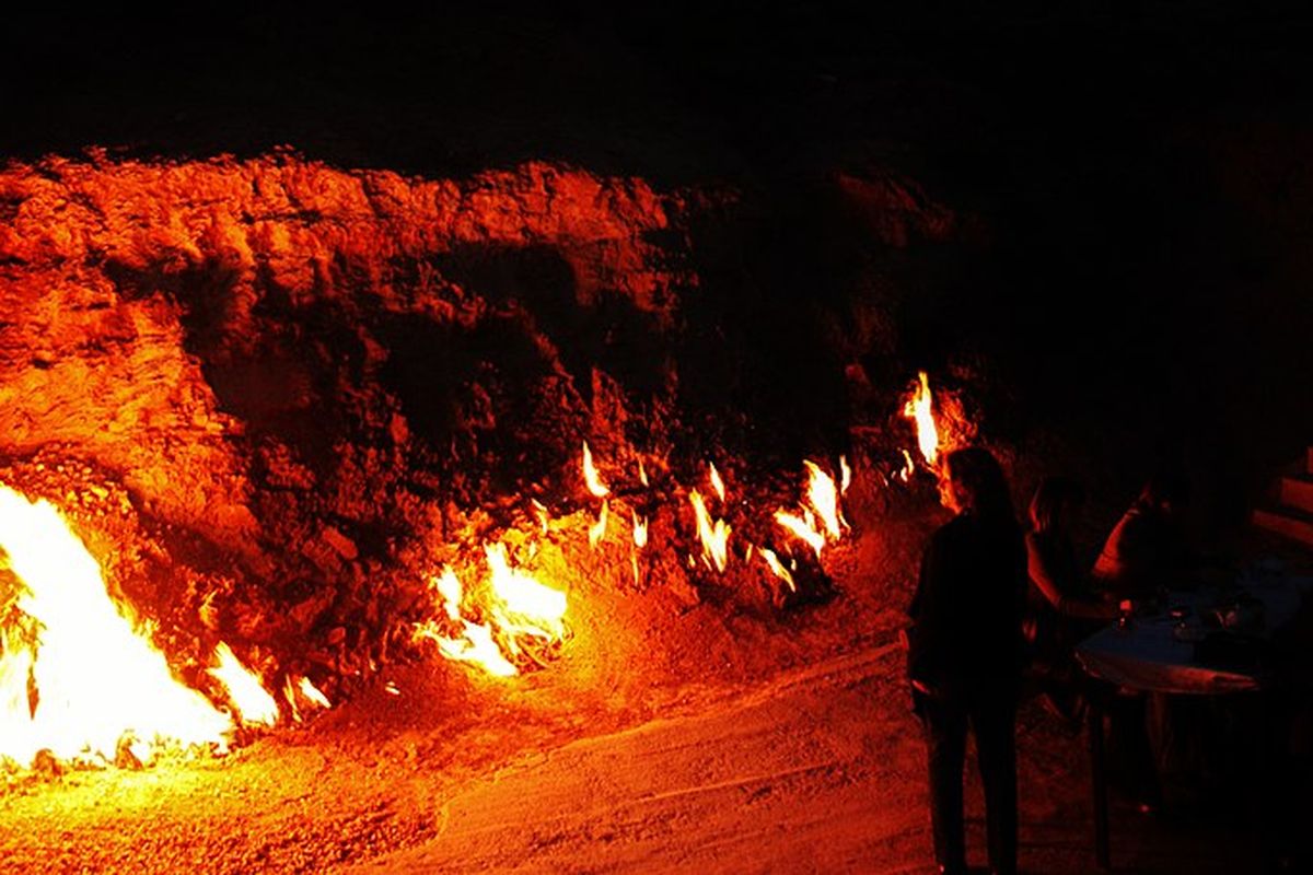 Fenomena api abadi di Yanar Dag, Azerbaijan adalah salah satu api yang tidak pernah padam di Bumi.