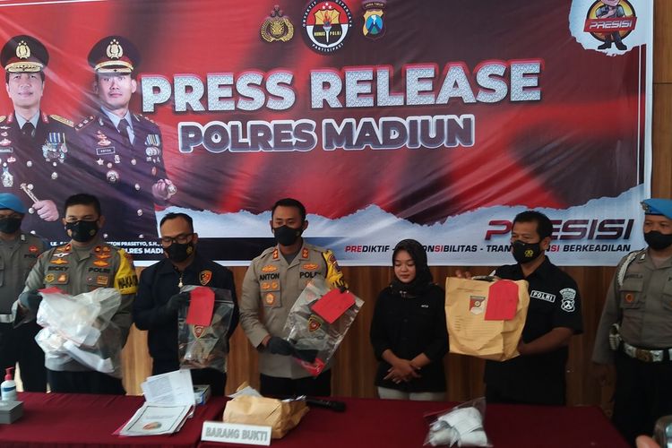 Kapolres Madiun, AKBP Anton Prasetyo menunjukkan barang bukti yang disita setelah menetapkan empat tersangka kasus meledaknya bahan mercon hingga mengakibatkan satu rumah rusak dan satu terluka parah di Desa Nglandung, Kecamatan Geger, Madiun.