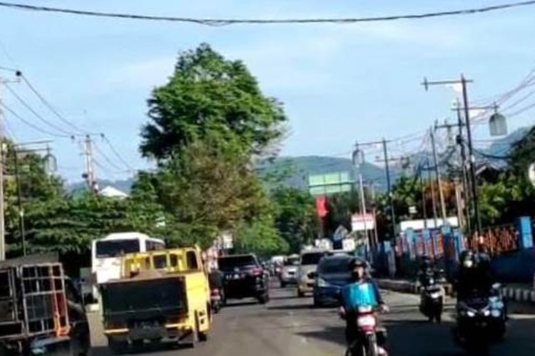 Kondisi lalu lintas di salah satu ruas jalan di Kabupaten Cianjur, Jawa Barat, yang mulai dilalui kendaraan pemudik, Senin (25/4/2022).