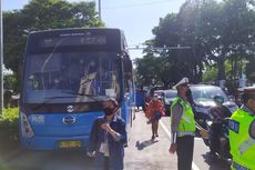Antrean Transjakarta Mengular di Simpang Harmoni Imbas Penyekatan, Penumpang Turun di Jalan