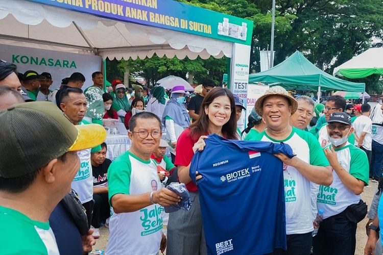Bupati Konawe Utara Ruksamin menyelenggarakan Jalan Sehat untuk meningkatkan kesehatan masyarakat Sulawesi Tenggara.