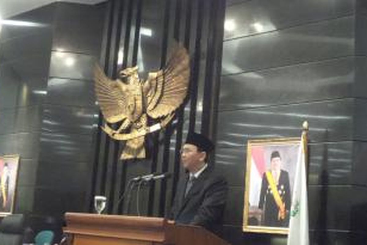 Gubernur DKI Jakarta Basuki Tjahaja saat menyampaikan pidato pengantar nota keuangan dan RAPBD tahun anggaran 2016 dalam rapat paripurna  di Gedung DPRD DKI Jakarta, Kamis (17/12/2015).