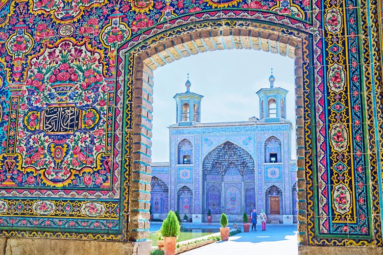 Mozaik yang cerah nan rumit merupakan ciri khas arsitektur Persia. Mozaik ini terdapat pada bagian dalam dinding Masjid Nasr ol-Molk, Shiraz, Iran.