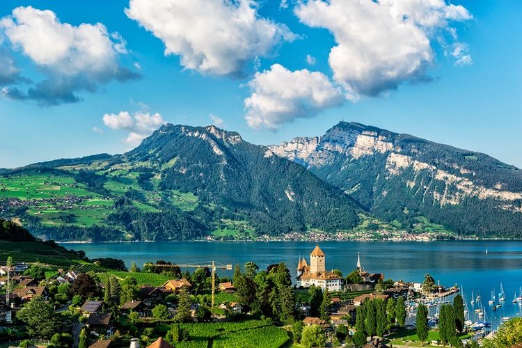 Ilustrasi Swiss - Tempat wisata bernama Montreux yang lokasinya dekat dengan Danau Jenewa, Swiss (SHUTTERSTOCK/Artistic Ahry).