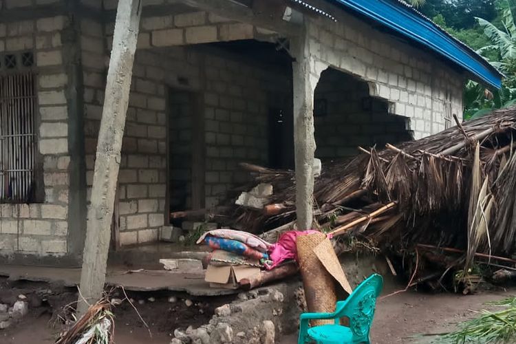 Rumah warga di Desa Tuakau, Kecamatan Fatuleu Barat, Kabupaten Kupang, NTT rusak diterjang banjir
