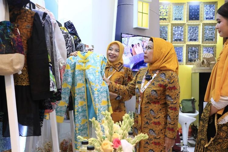 Bupati Serang, Ratu Tatu Chasanah saat meninjau 12 Motif Batik Kabupaten Serang yang di pamerkan di Apkasi Otonomi Expo 2024 di Jakarta Convention Center (JCC) beberapa waktu lalu.