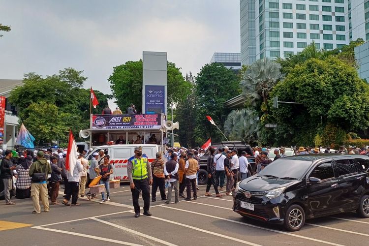 Massa yang menolak konser musik Coldplay melakukan aksi damai di Jalan Asia Afrika, Jakarta Pusat, Rabu (15/11/2023).