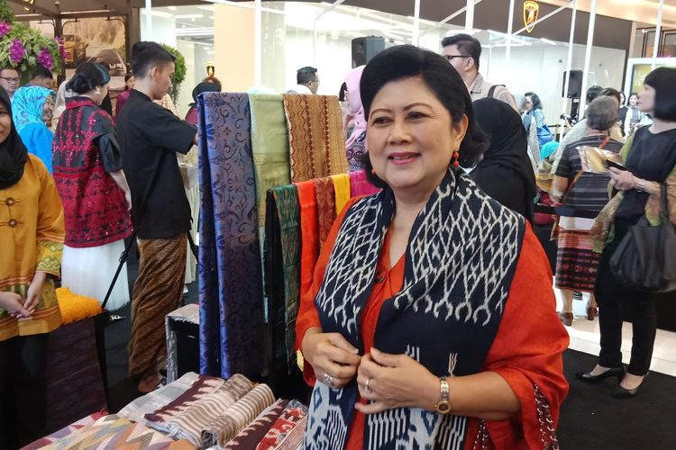 Istri Presiden ke-6 RI Susilo Bambang Yudhoyono, Ani Yudhoyono, ketika menghadiri pameran tenun di Pacific Place, pada November 2018. 