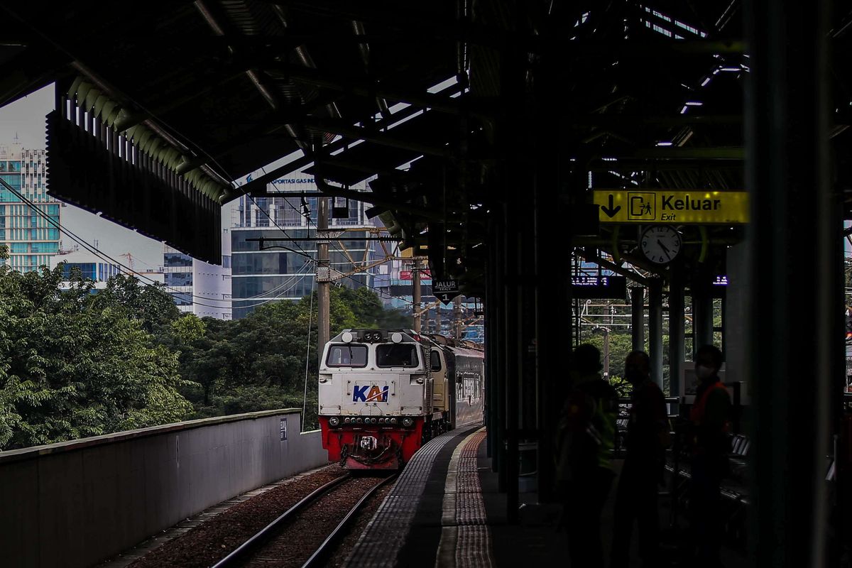 Penumpang kereta api berjalan setibanya dari Solo, Jawa Tengah di Stasiun Gambir, Jakarta Pusat, Senin (17/5/2021). PT Kereta Api Indonesia (Persero) membatasi kapasitas tempat duduk penumpang menjadi 80 persen untuk KA Jarak Jauh dan 70 persen untuk KA Lokal. Pembatasan ini untuk menciptakan physical distancing (menjaga jarak) antar penumpang di tengah lonjakan kasus Covid-19 akibat varian Omicron.