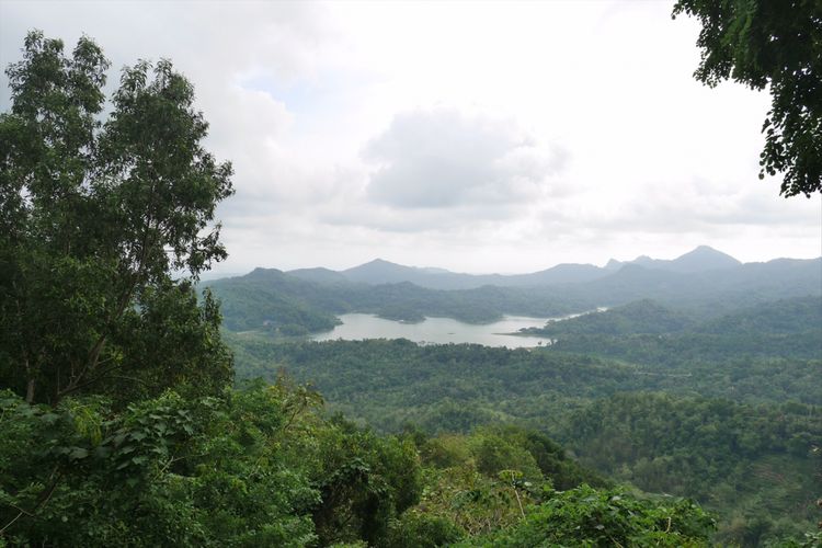 Pemandangan Waduk Sermo dari spot foto di Bukit Kalibiru, Desa Hargowilis, Kecamatan Kokap, Kulon Progo, Daerah Istimewa Yogyakarta, Jumat (3/11/2017).