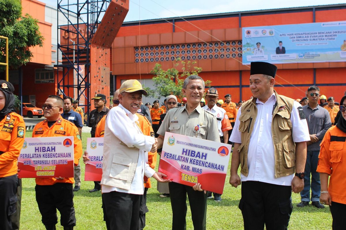 Asisten Pemerintahan dan Kesejahteraan Rakyat Basarin Yunus Tanjung memimpin Apel Hari Kesiapsiagaan Bencana 2024 di Lapangan Kantor Badan Penanggulangan Bencana Daerah (BPBD) Sumut, Jalan Gatot Subroto, Medan, Jumat (26/4).  