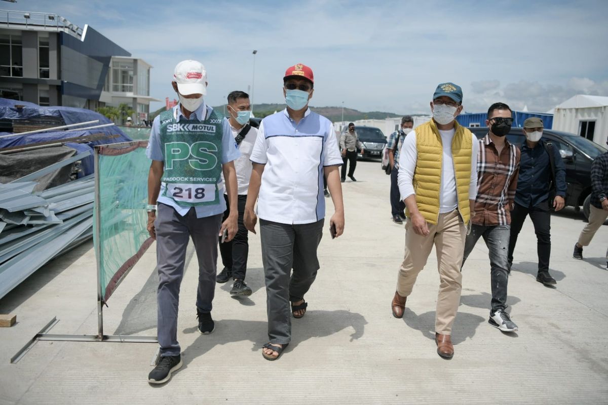 Gubernur Jawa Barat Ridwan Kamil saat meninjau Sirkuit Pertamina Mandalika, Lombok, Jumat (19/11/2021).