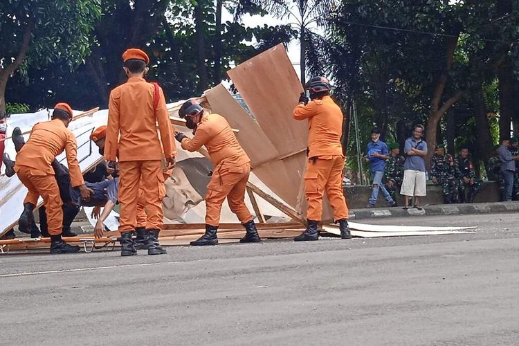 Anggota BPBD Kota Bandar Lampung melakukan simulasi penyelamatan korban bencana gempa, Rabu (19/10/2022).