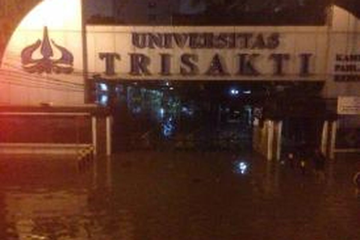 Banjir di depan kampus Universitas Trisakti, Grogol, Jakarta Barat, Sabtu (18/1/2014) dini hari sehingga tidak bisa dilintasi kendaraan. Foto diambil dari Twitter @bagusraama visa Twitter TMC Polda Metro Jaya.