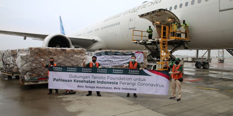 Kedatangan bantuan kemanusiaan berupa APD dari Tiongkok dan Singapura dari RGE Group melalui Tanoto Foundation.