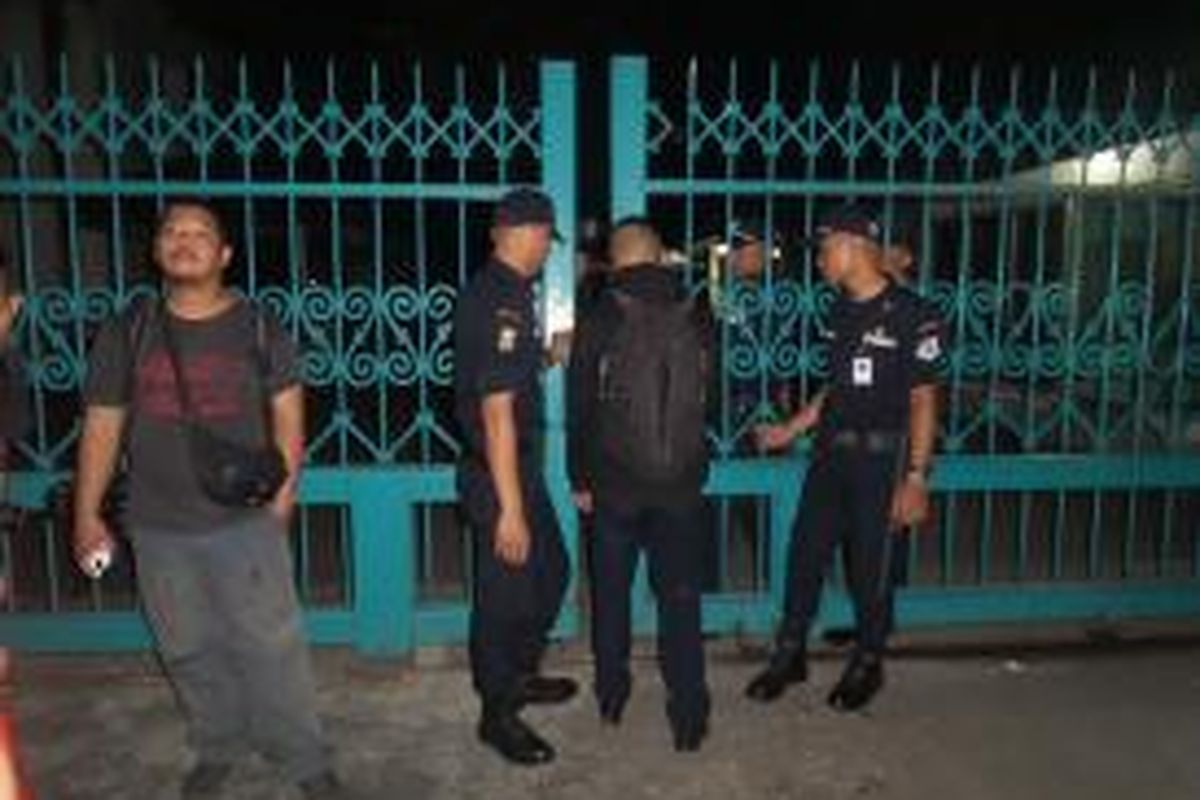 Suasana di gerbang masuk Gedung Perum Percetakan Negara, di Salemba, Jakarta Pusat saat tengah berlangsungnya penggeledahan oleh Bareskrim Polri, Rabu (15/4/2015). Penggeledahan dilakukan menyusul terungkapnya kasus pembocoran naskah soal Ujian Nasional yang diduga dilakukan oleh pihak internal yang ada di perusahaan tersebut.