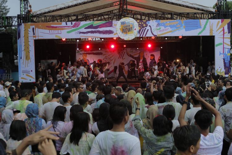 Aksi The Changcuters saat menghibur karyawan Kompas Gramedia di parkir Kompas Gramedia, Palmerah, Jakarta, Kamis (8/2/2018). 