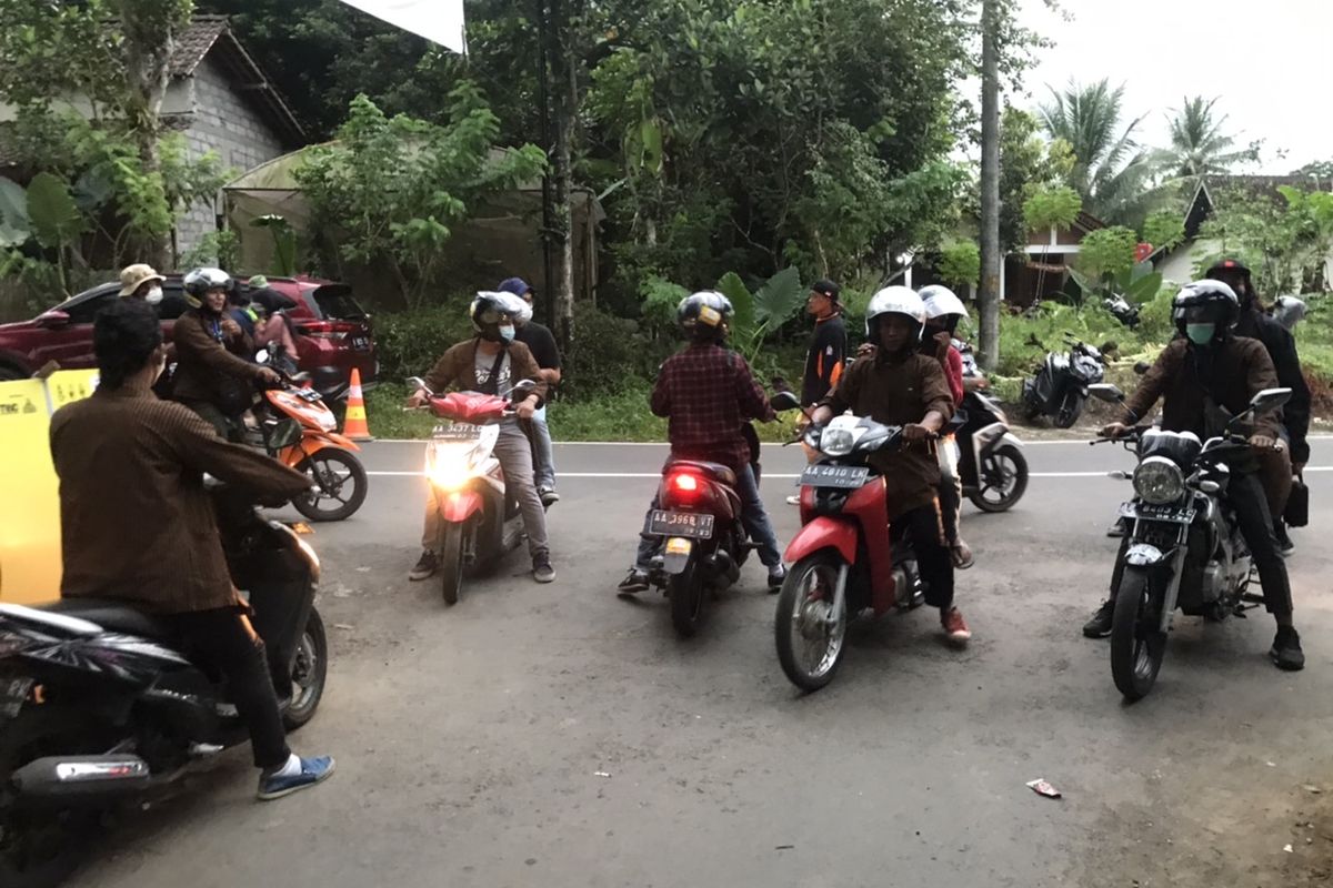 Pengunjung Balkonjazz Festival 2022 naik ojek untuk menuju kawasan Balai Ekonomi Desa Perusahaan Gas Negara (Balkondes PGN) Karangrejo, Borobudur, Magelang, Jawa Tengah pada Sabtu (14/5/2022) sore.