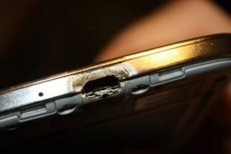 Kerusakan pada port micro-USB Galaxy S4 mirik Richard Wygand