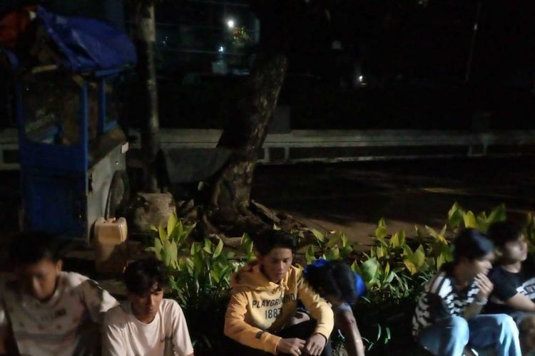 Sebanyak 7 orang remaja ditangkap polisi karena diduga hendak melakukan tawuran di Jalan Pangeran Jayakarta, Sawah Besar, Jakarta Pusat, Kamis (7/7/2022) sekitar pukul 03.15 WIB.