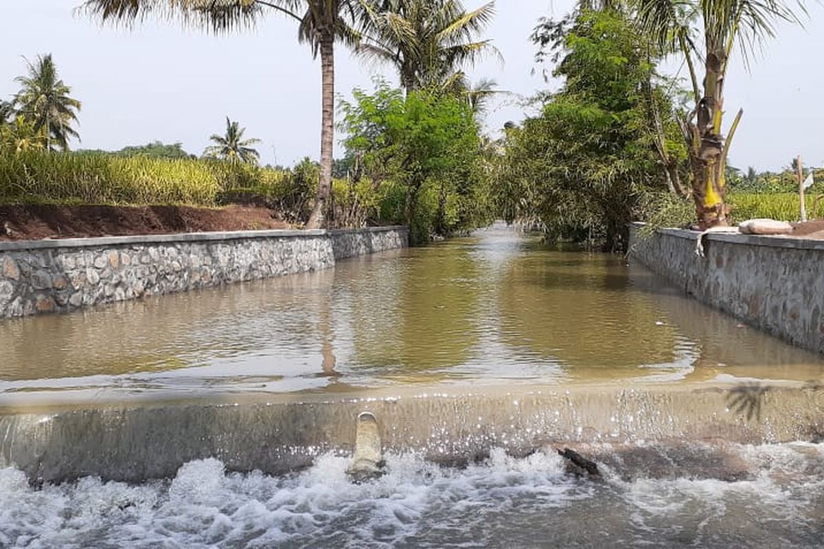 Saluran air untuk persawahan.
