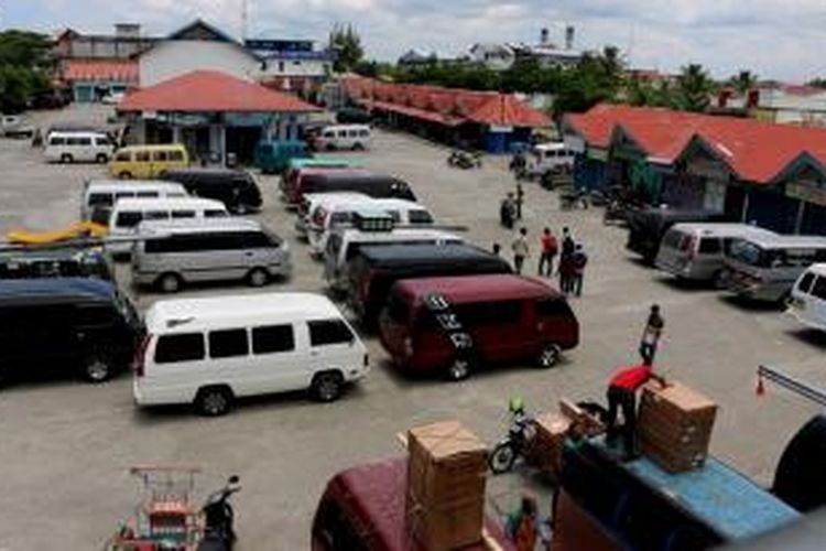Ratusan sopir angkutan penumpang antar kabupaten wilayah Pantai Barat–Selatan Aceh melakukan mogok massal di terminal meulaboh Aceh Barat, Selasa (02/09/2014).