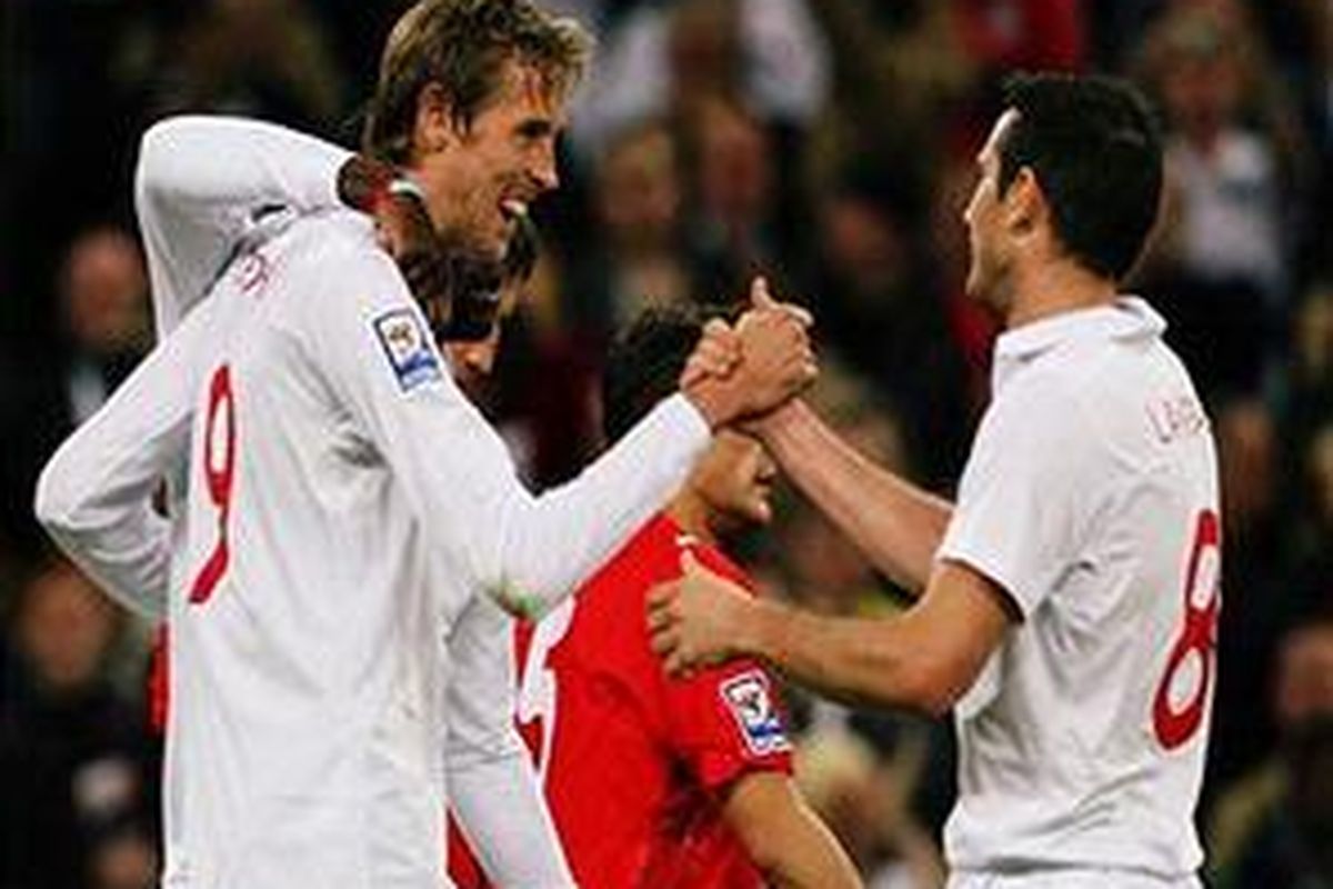 Peter Crouch (kiri) disambut Frank Lampard setelah mencetak gol ke gawang Belarusia.
