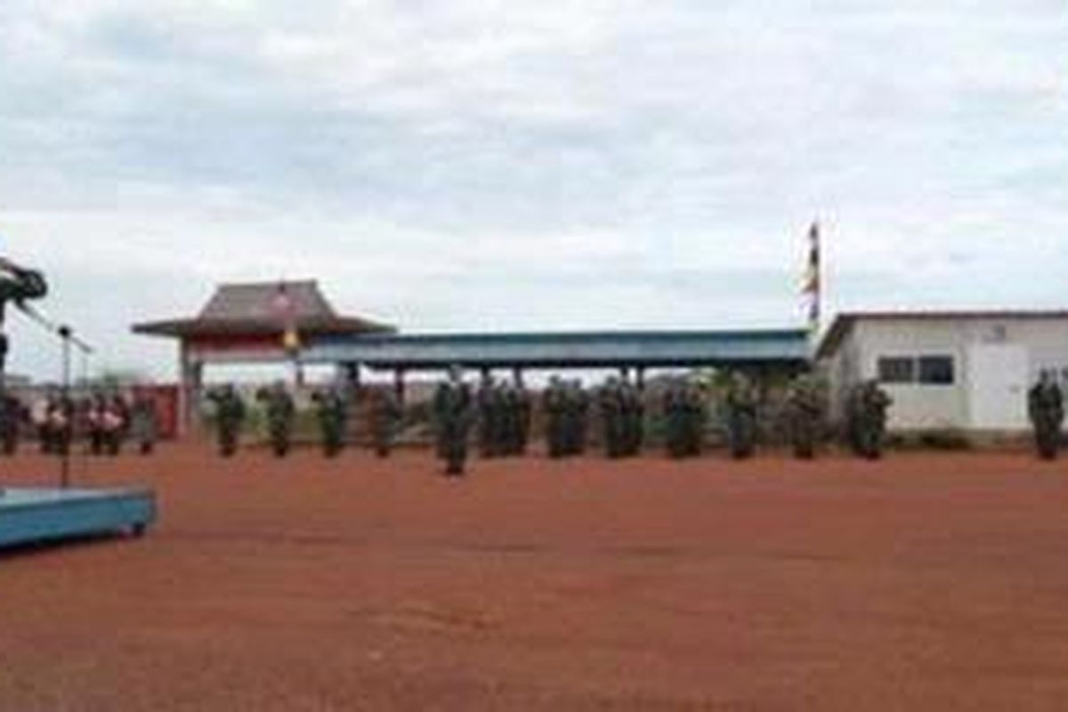 Personel TNI yang tergabung dalam misi perdamaian PBB di Kongo mengikuti upacara Hari Pahlawan di Camp Dungu-Kongo, Kamis (10/11/2011).
