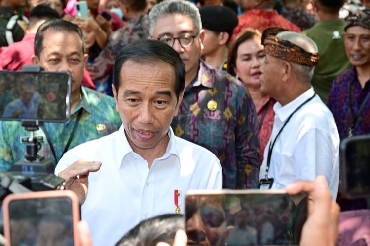 Presiden Joko Widodo memberikan keterangan pers usai meninjau Pasar Bulan di Kabupaten Gianyar, Provinsi Bali, pada Selasa (31/10/2023).