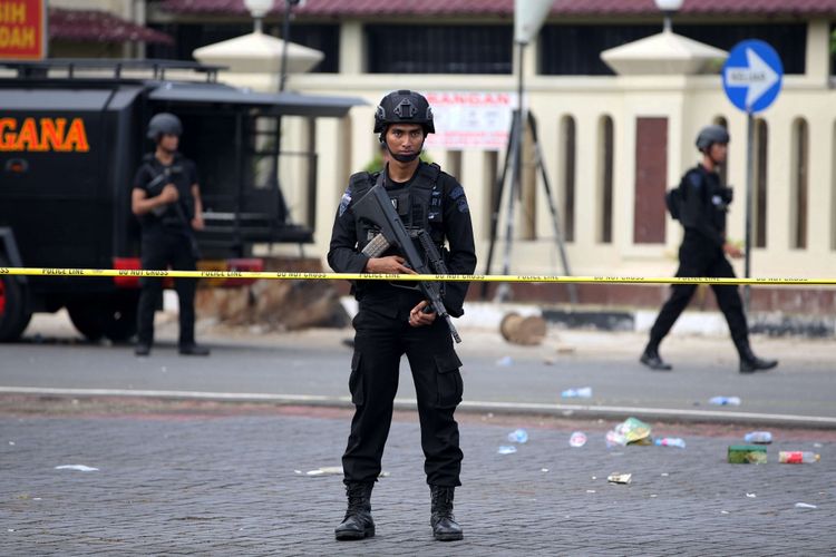 Suasana di dalam Mako Brimob Kelapa Dua, Depok pasca kerusuhan yang dilakukan narapidana terorisme, Kamis (10/5/2018). Sebanyak 155 narapidana terorisme yang menguasai Rutan Cabang Salemba Mako Brimob menyerahkan diri setelah dilakukan operasi Polri.