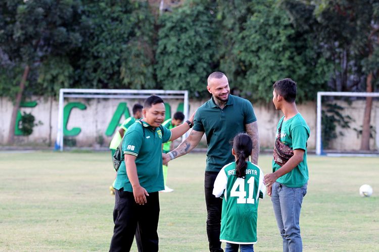 Mantan pemain asing sejumlah tim sepakbola di Indonesia yang kini menjadi agen pemain, Antonio Teles (tengah).