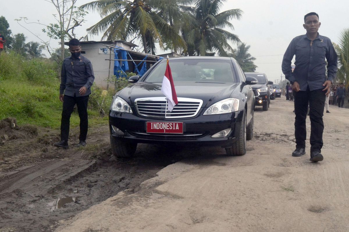 Mobil dinas Presiden Joko Widodo melintas di jalan rusak di Kampung Rama Nirwana, Seputih Raman, Lampung Tengah, Lampung, Jumat (5/5/2023). Presiden Jokowi mengucurkan dana Rp 800 miliar untuk memperbaiki jalan rusak di Provinsi Lampung.