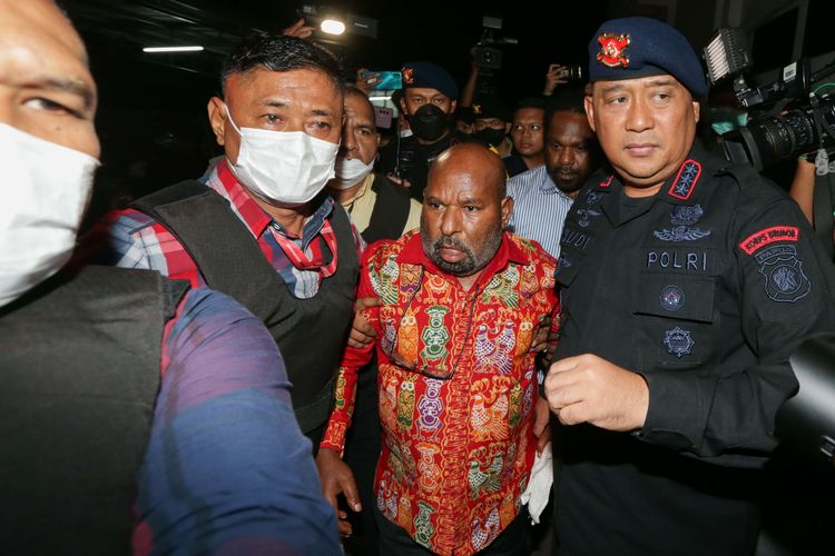 Gubernur Papua, Lukas Enembe tiba di Rumah Sakit Pusat Angkatan Darat (RSPAD) Gatot Soebroto, Jakarta Pusat, usai ditangkap oleh Komisi Pemberantasan Korupsi (KPK) di sebuah restoran di Papua, Selasa (10/1/2023). Lukas telah ditetapkan sebagai tersangka dugaan suap dan gratifikasi sejak awal September lalu terkait proyek pembangunan infrastruktur yang bersumber dari APBD.