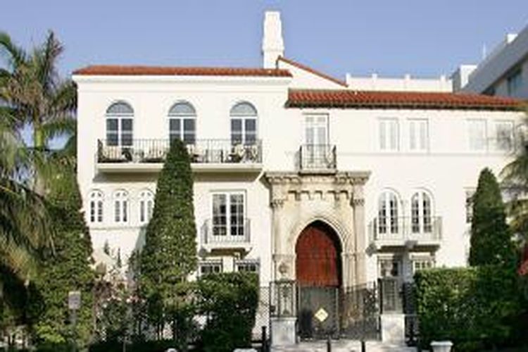 Vila Casa Casuarina yang pernah dimiliki oleh desainer Italia, Gianni Versace. Gambar diambil pada 2005.