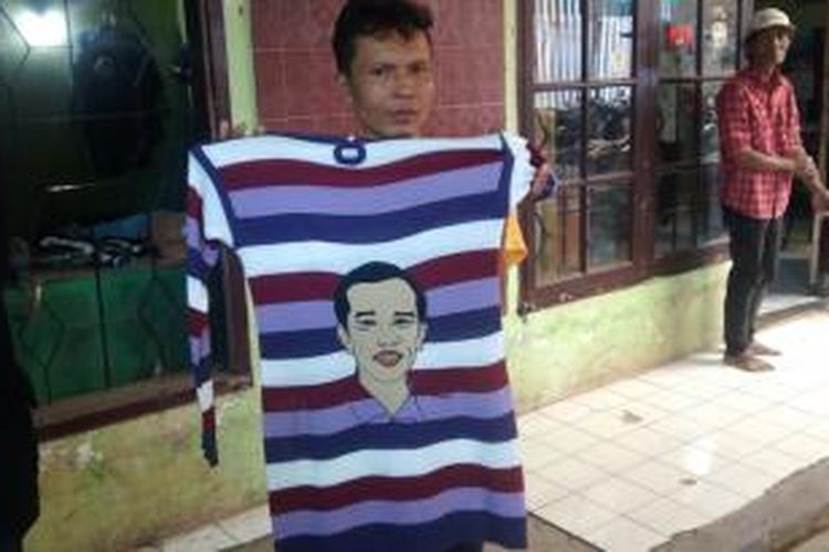Sweater rajut buatan sentra industri rajut Binong Jati dengan motif wajah Presiden Indonesia, Joko Widodo. Presiden memesan sweater ini sebanyak 1.000 potong. 