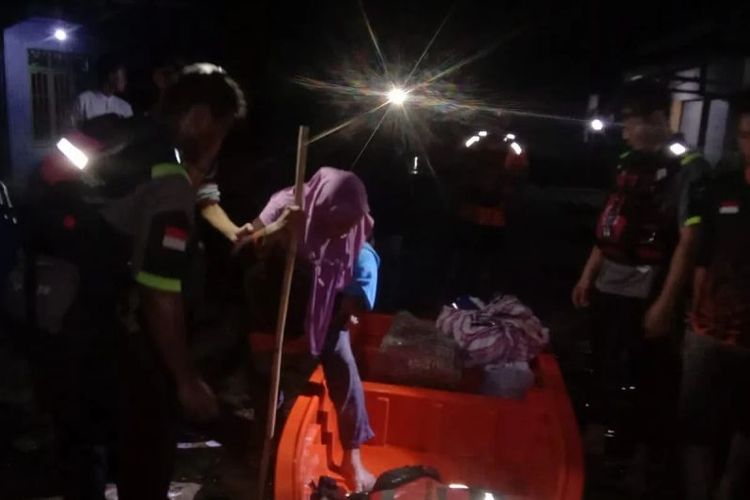 Tim BPBD mengevakuasi lansia korban banjir di Palangka Raya. 