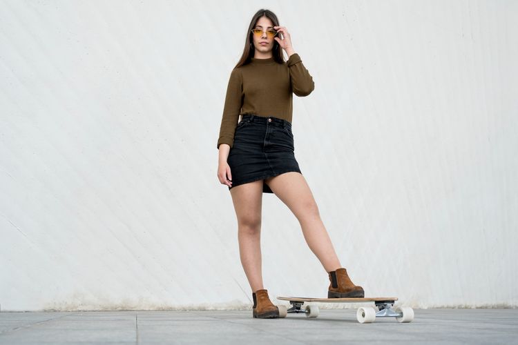 8 Tips Mix and Match Outfit Coklat dan Hitam agar Tidak Monoton