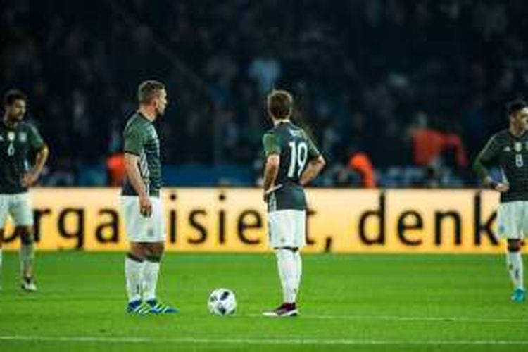 Para pemain tim nasional Jerman melakukan tendangan kick-off setelah mengalami kemasukan ketiga dari Inggris pada partai uji coba di Stadion Olympic, Berlind, 26 Maret 2016.