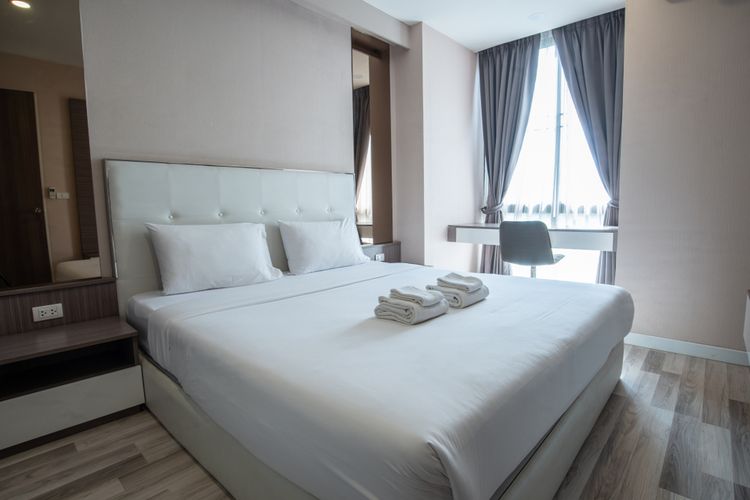 Queen bed di kamar hotel