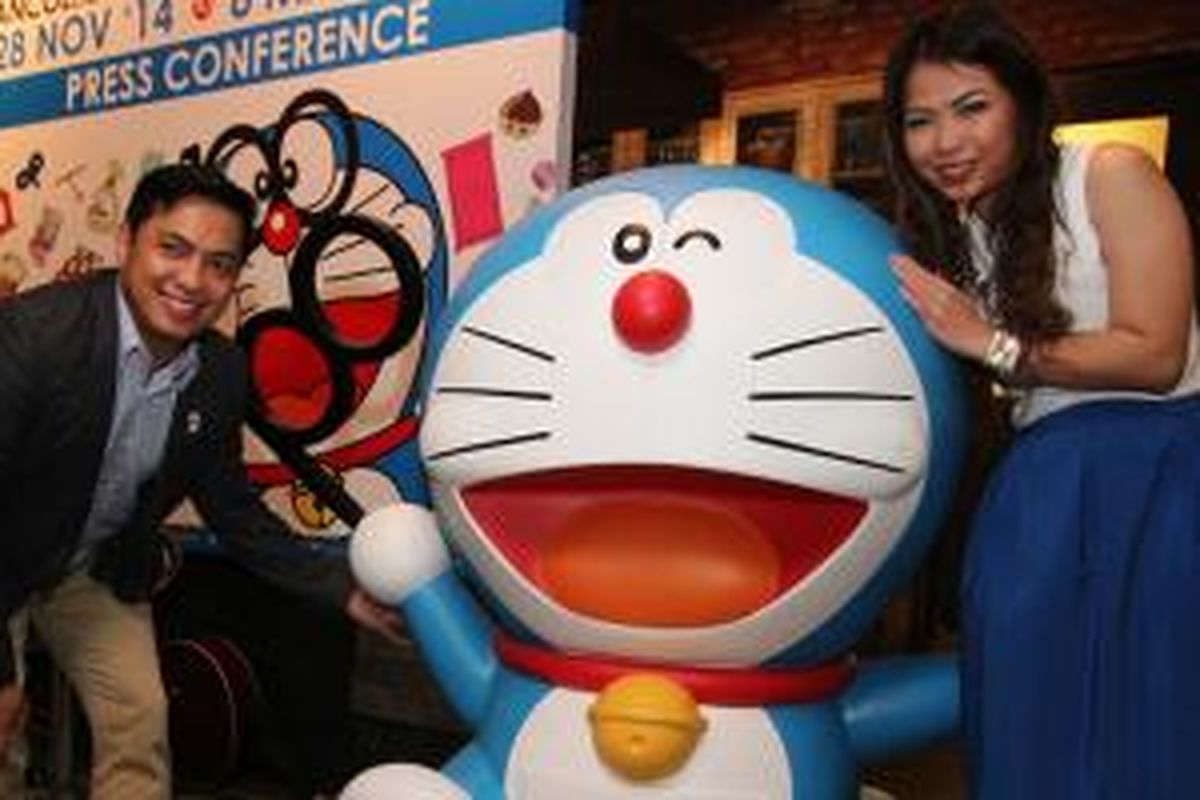 Dari kiri ke kanan: Lynard Longcop (Country Manager Animation International Indonesia); Helena Irma (Marketing & License Manager Animation International Indonesia) dalam jumpa pers 100 Doraemon Secret Gadget Expo di Jakarta, Selasa (4/11/2014). 